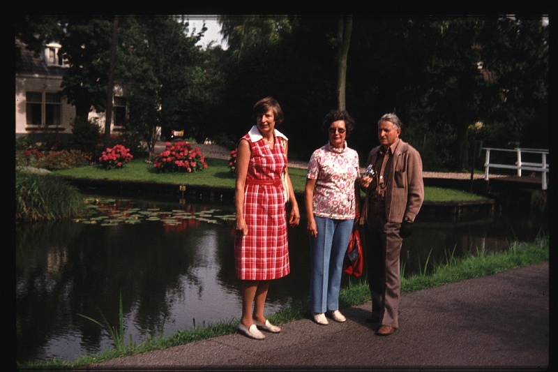 24.Reeuwijk okt 1977 Rino,Ilse,Mama.JPG